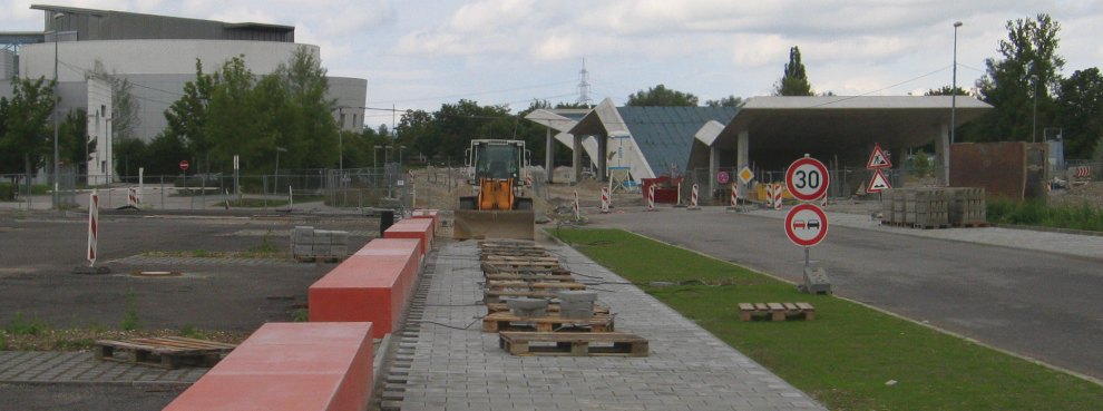 Bauzustand der Oberfläche am U-Bahnhof
          Garching-Forschungszentrum. Die Dächer der Zugänge
          sind noch nicht begrünt.